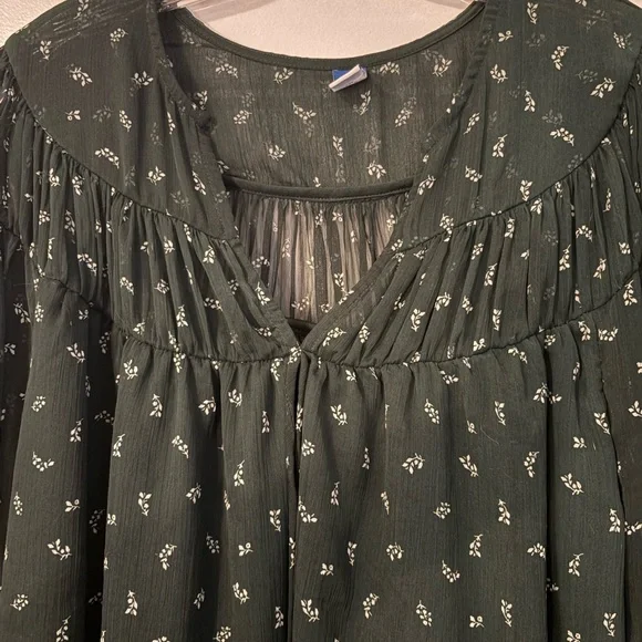 Old Navy Dark Green Floral Blouse - Picture 3 of 6